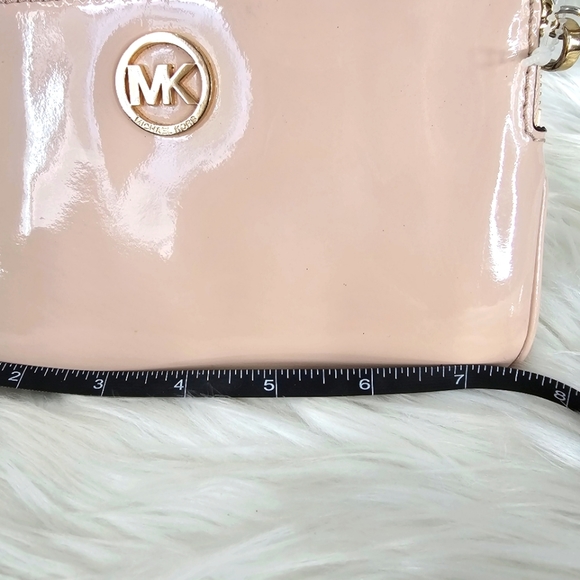 🆑️ MICHAEL Michael Kors Pale Pink Wristlet Golden Metal Hardware Patent Leather - Picture 15 of 17